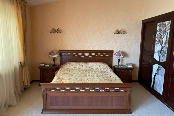 Отдельно стоящее здание в историческом центре Львова